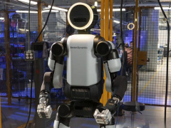 波士顿动力 CES 2026 发布 Atlas 人形机器人量产版本，首先发货现代汽车和谷歌 DeepMind